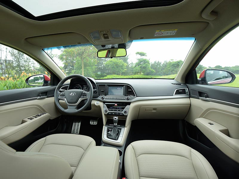 Hyundai Elantra 2018 khoang điều khiển động cơ