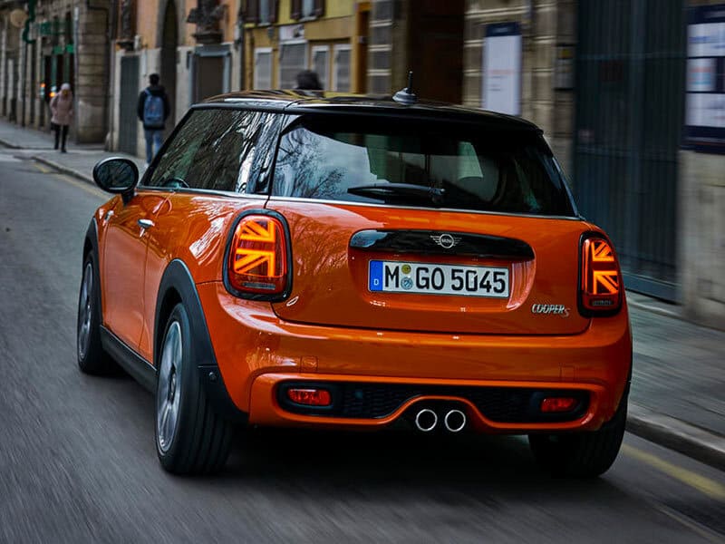 Mini Cooper kiêu hãnh lăn bánh trên đường 