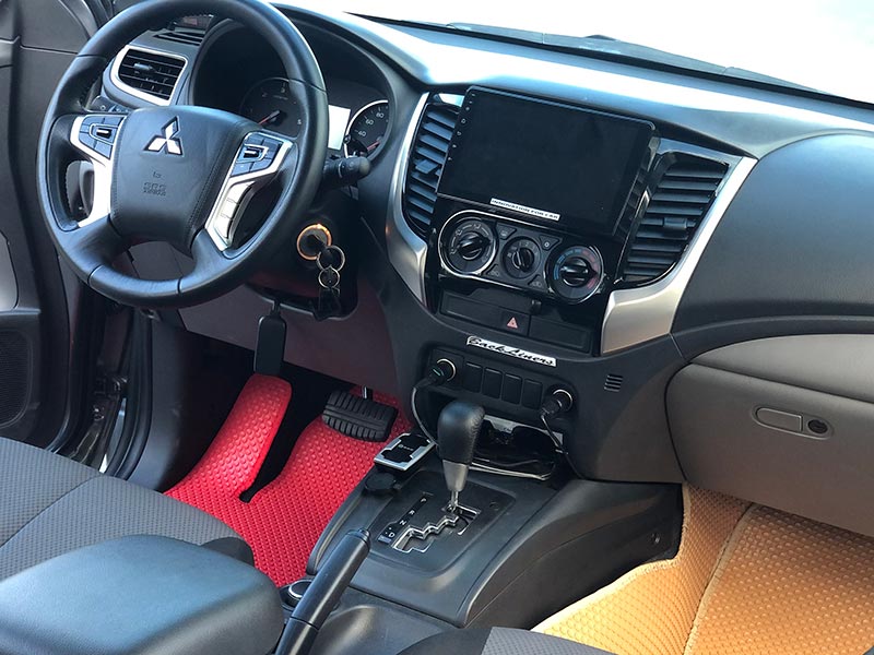 Nội thất của Mitsubishi Triton 2020 nổi bật hơn với thảm lót sàn KATA