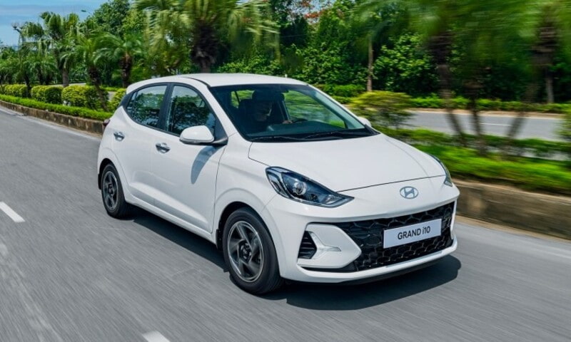 Hình ảnh Hyundai Grand i10 lăn bánh trên đường phố