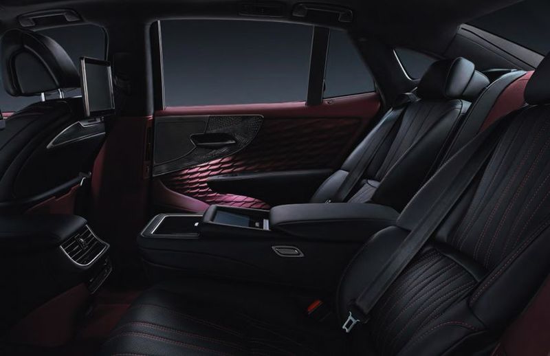 Lexus LS500 2021 sở hữu hệ thống trang bị đầy đủ và cực kỳ hiện đại
