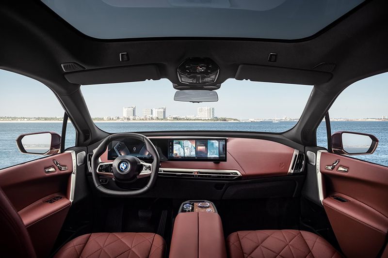 Nội thất BMW iX 2022 được thiết kế với vật liệu cao cấp, tích hợp tính năng mới mẻ