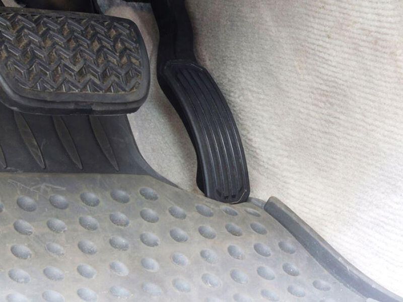 Thảm trải sàn ô tô bị kẹt vào chân ga sẽ gây nguy hiểm cho người dùng