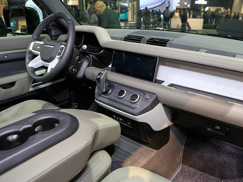 Cải tiến đột phá về nội thất trên Land Rover Defender 2020