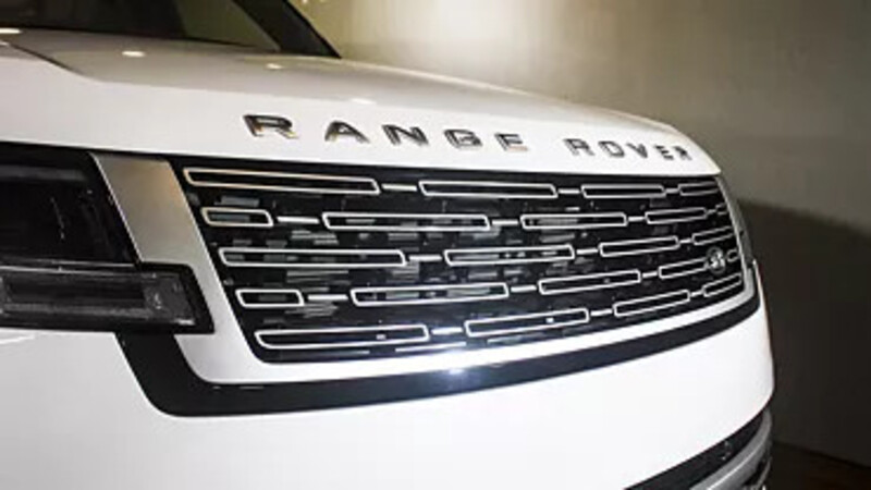 Lưới tản nhiệt Range Rover 2023 được viền chrome sáng bóng