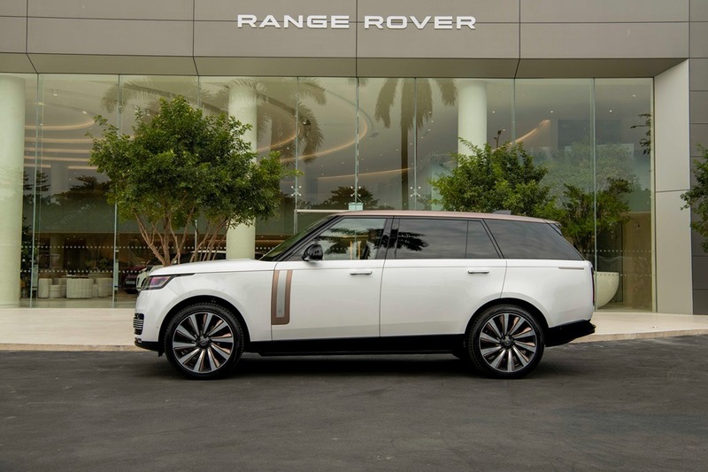 Range Rover 2023 được trang bị tay nắm cửa tự động