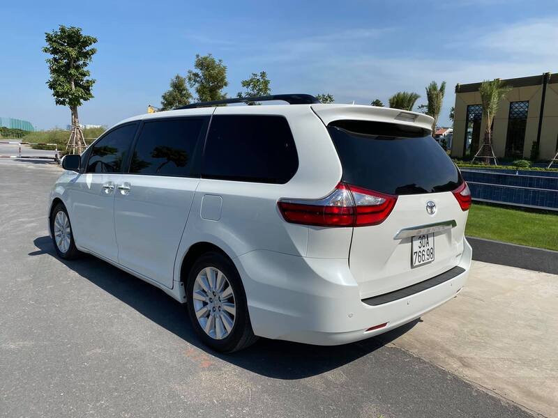 Đuôi xe Sienna 2015 mang vẻ đẹp tinh tế, sang trọng