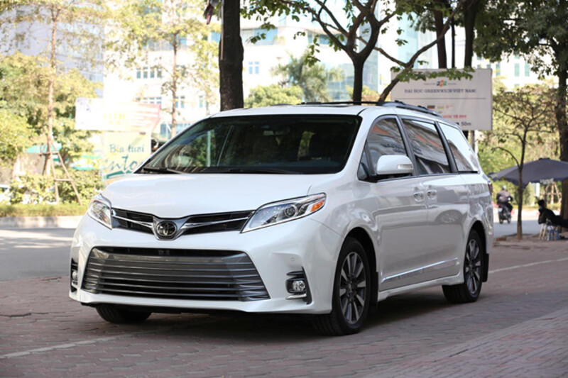 Toyota Sienna 2015 sở hữu lưới tản nhiệt lục giác hiện đại