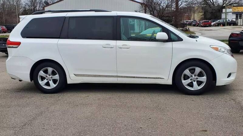 Xe Toyota Sienna 2015 cũ có bộ mâm hợp kim chất lượng cao