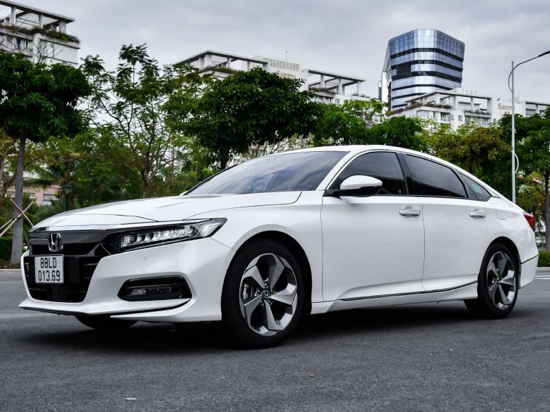 Xe Honda Accord 5 chỗ có động cơ xăng 1.5L Turbo với công suất cực đại 