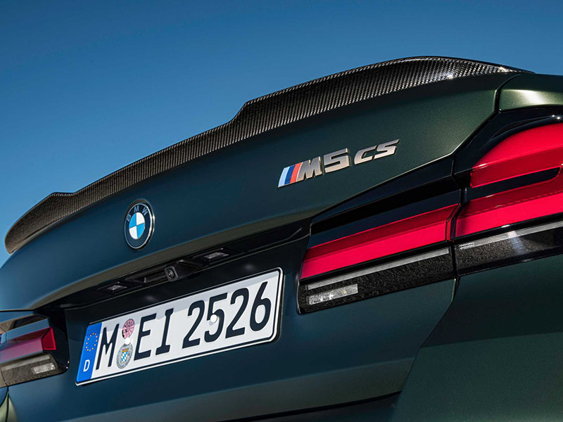 BMW M5 CS 2021 phía đuôi xe