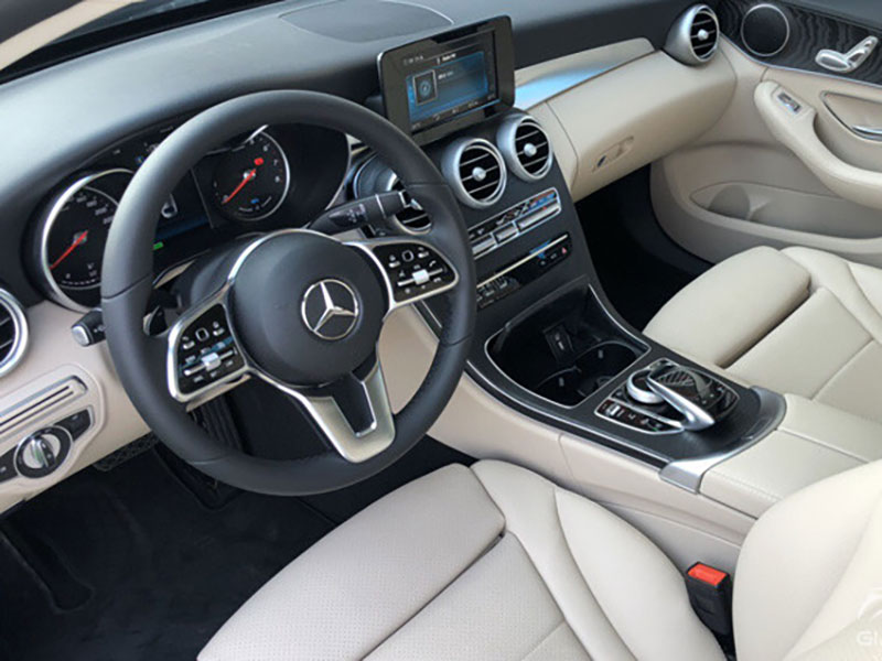 Nội thất khoang điều khiển Mercedes C200 2020