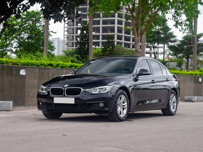 BMW 218i giảm giá kỷ lục dưới 1 tỷ đồng ngang ngửa Toyota Innova
