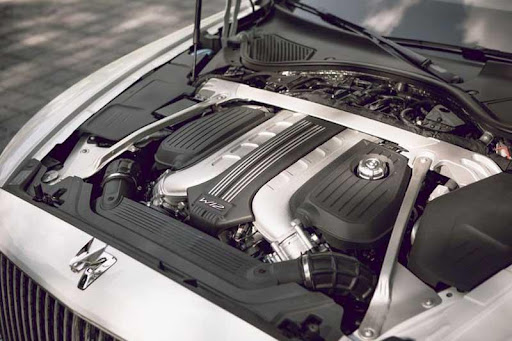 Động cơ mạnh mẽ của Bentley Flying Spur V8 2021