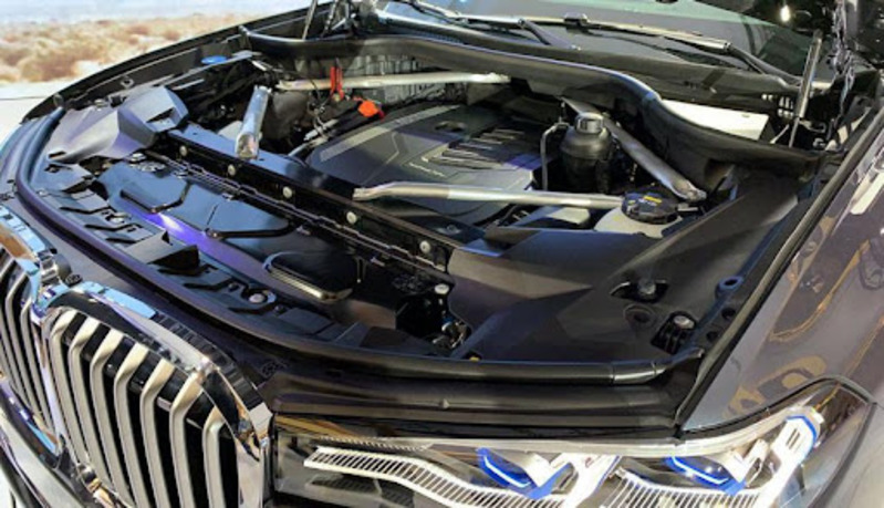 Động cơ mạnh mẽ của BMW X7 2021