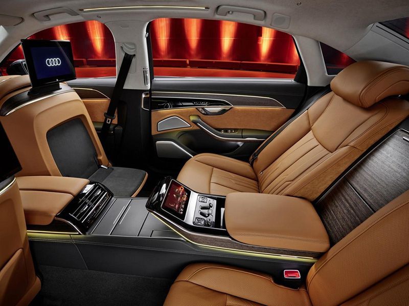 Khoang hành khách của Audi A8 2022 cũng hiện đại, tiên tiến không kém khoang lái