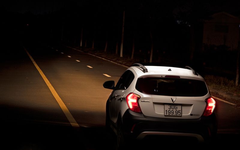 Đèn gầm xe hơi phổ biến hiện nay thường là halogen hoặc LED