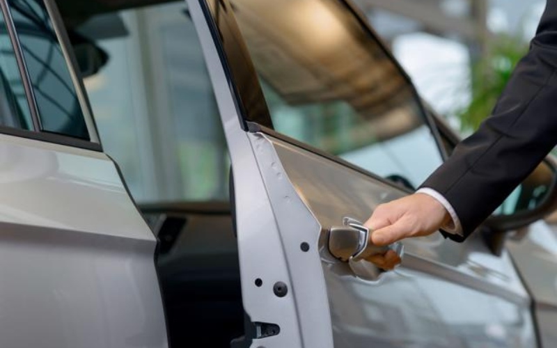 Đóng cửa xe ô tô nhẹ nhàng thể hiện sự lịch sự của bạn khi lên hoặc xuống xe 