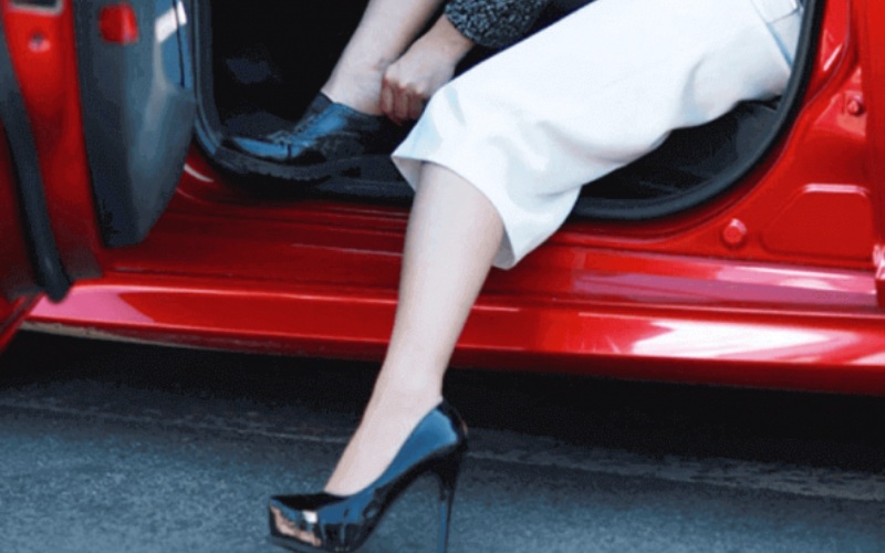 Phụ nữ cần chú ý đến trang phục và cách xuống xe đúng đắn cho an toàn 