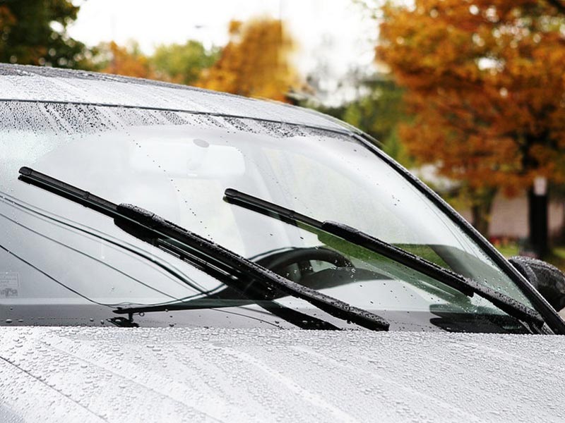 Cần gạt nước mưa trên xe ô tô