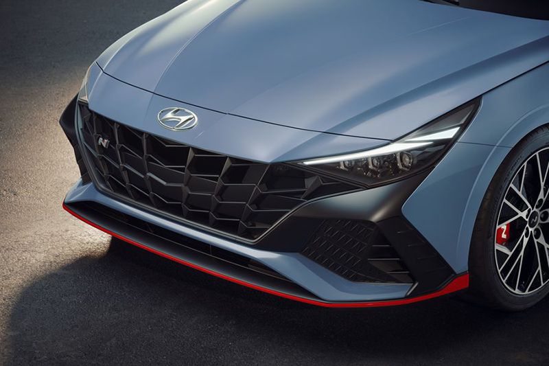 Phần đầu xe Hyundai Elantra 2022 được thiết kế sắc sảo hơn