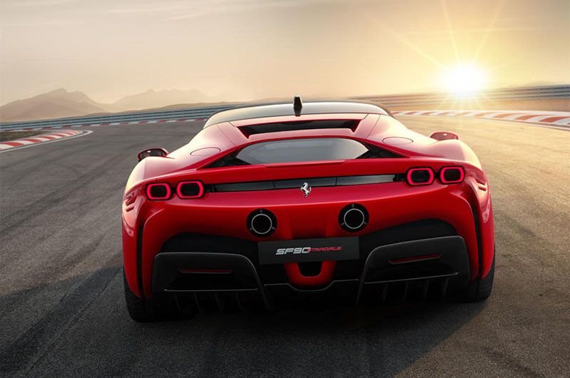 Đuôi xe Ferrari SF90 Stradale 2021 nổi bật với đèn hậu và cụm ống xả