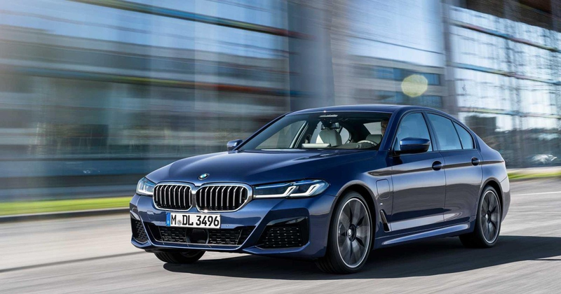 Dàn chân của BMW 520i 2024 nổi bật với lazang thể thao bắt mắt