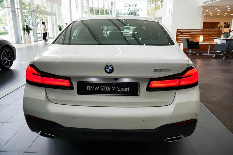 Phần đuôi của BMW 520i sở hữu ống xả đối xứng bọc chrome đẹp mắt