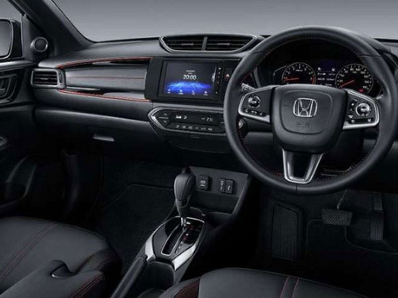 Vô lăng của Honda WR-V 2024 được thiết kế theo kiểu ba chấu truyền thống và bọc da