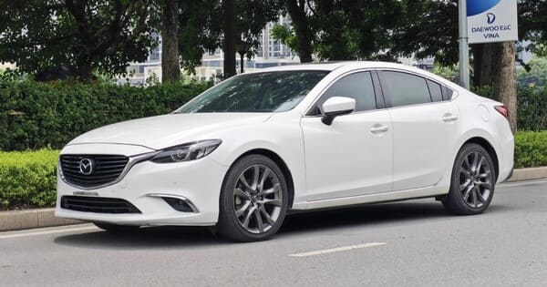 Chiếc xe Mazda màu trắng với vẻ ngoài lịch lãm