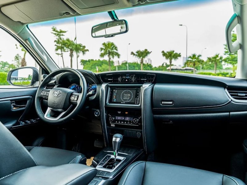 Không gian nội thất rộng rãi của Toyota Fortuner 2024 được thừa hưởng từ cơ sở hàng đầu phân khúc