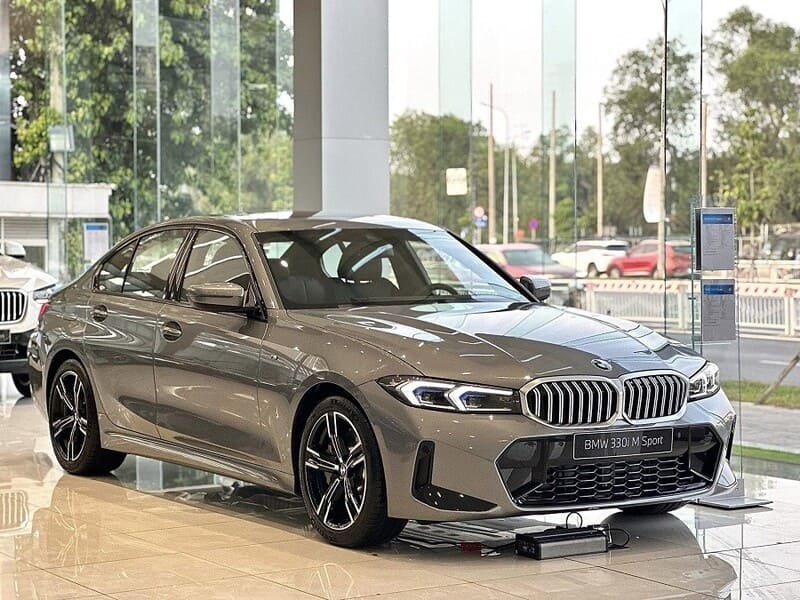 BMW 3 Series 5 chỗ ngồi với thiết kế trẻ trung, vận hành êm ái