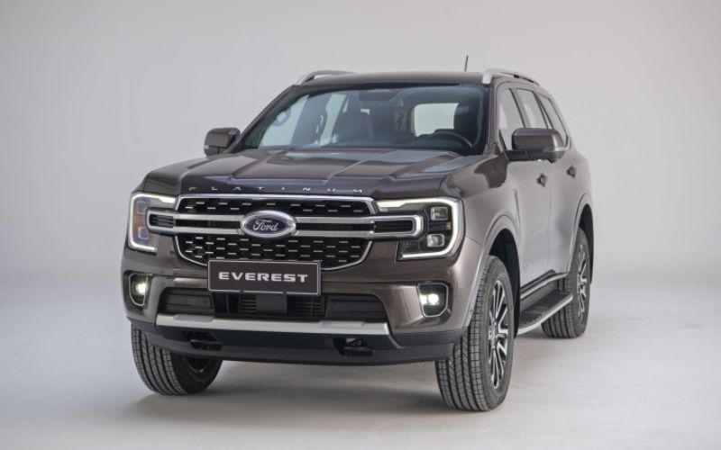 Ford Everest có sức mạnh tốt, thân hình đồ sộ và động cơ máy dầu