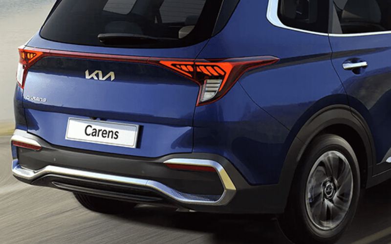 Đuôi xe với các mảnh dập nổi giống như Kia Sportage