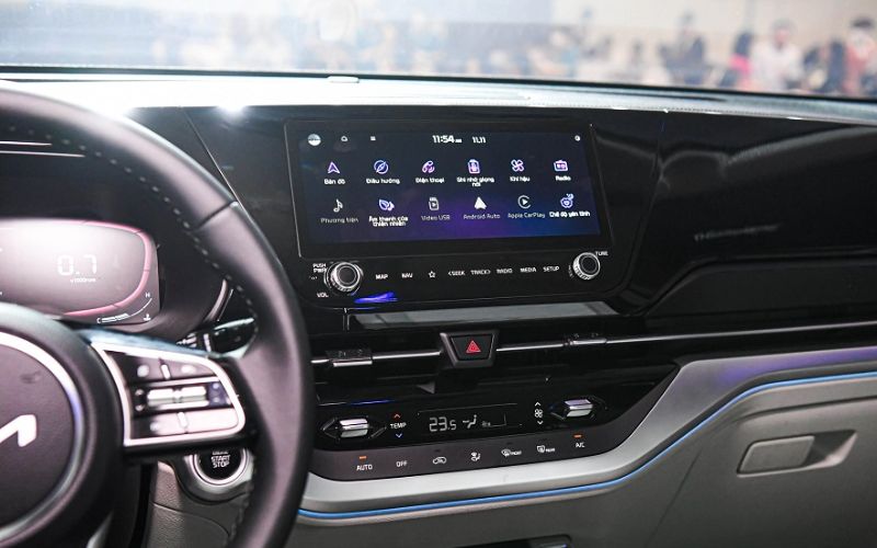 Màn hình giải trí 10.25 inch đặt trên táp lô tích hợp Apple CarPlay & Android Auto