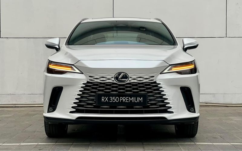 Đầu xe Lexus RX350 được thiết kế theo phong cách mạnh mẽ và táo bạo