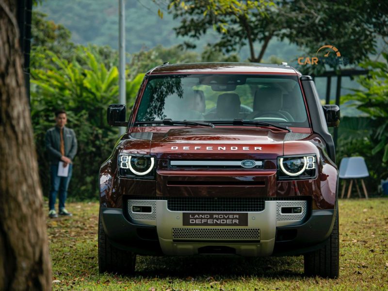 Phần đầu của Land Rover Defender có kiểu dáng  gọn gàng và đầy đĩnh đạc 