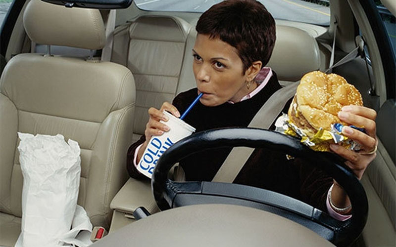 hạn chế ăn trong xe ô tô