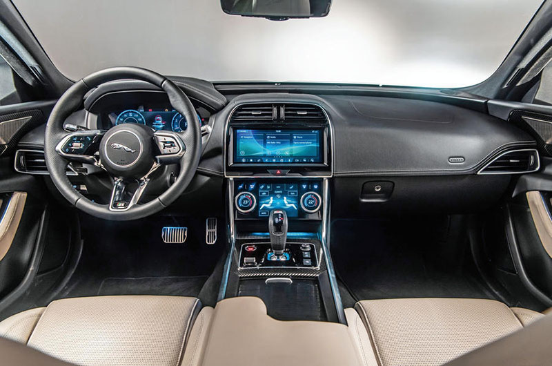 Khoang lái Jaguar XF được trang bị hàng loạt công nghệ tiên tiến