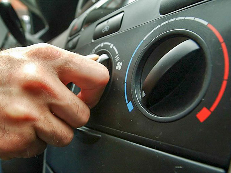 Nút điều chỉnh điều hòa trên xe hơi