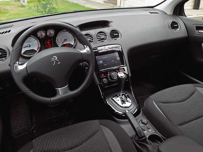Khu vực taplo và bảng điều khiển của Peugeot 408 2021 được thiết kế rất tinh tế