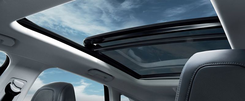 Peugeot 5008 2022 có cửa sổ trời, tạo nên tầm nhìn thoáng đãng cho người dùng