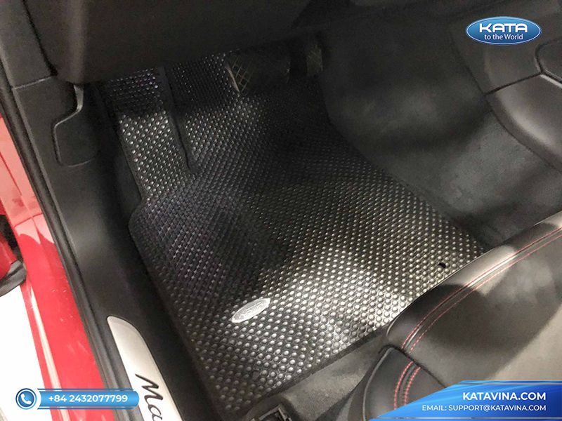 Thảm lót sàn Porsche Taycan GTS 2022 của KATA bền bỉ 10 năm nhờ làm từ PVC