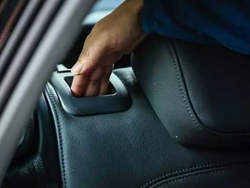 Để thoát hiểm trên xe ô tô an toàn nên tìm kiếm thêm vật dụng để bảo vệ cơ thể