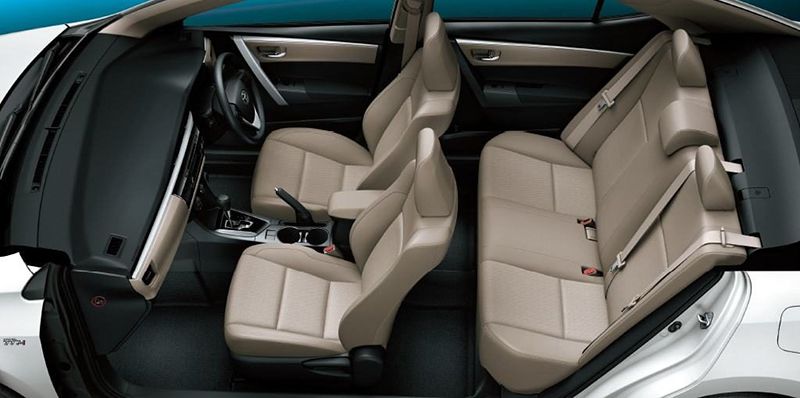 Khoang để chân của Toyota Corolla Altis 2021 rất rộng rãi, thoải mái