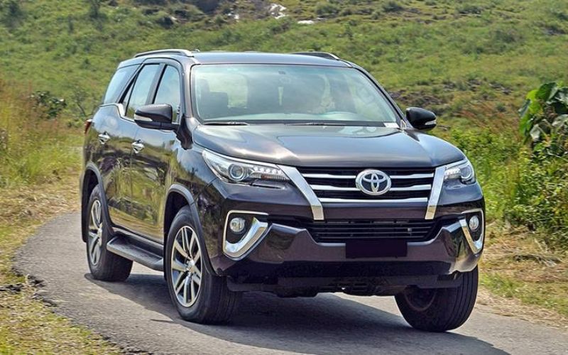 Sự khác biệt chủ yếu của mẫu SUV này là việc cắt bỏ, bổ sung các phiên bản