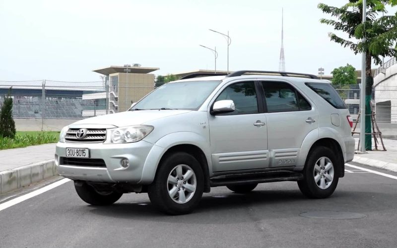 Thiết kế xe mang đậm chất SUV với phần thân đồ sộ và gầm khá cao