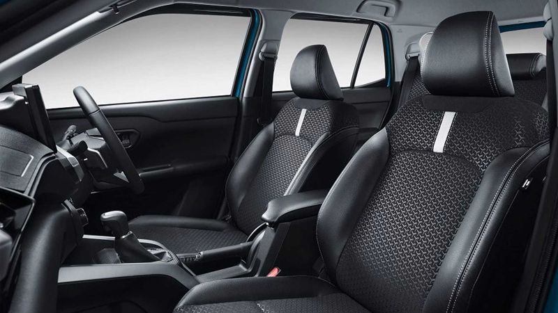 Toyota Raize 2021 có khu vực ghế ngồi khá chật hẹp
