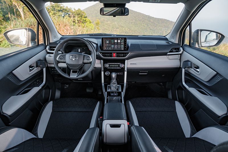 Khoang lái của Toyota Veloz Cross 2022 được trang bị nhiều tiện ích công nghệ