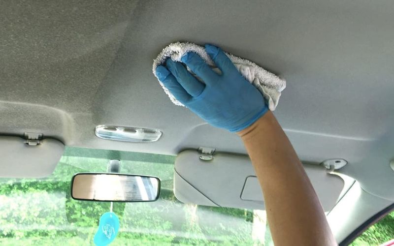 Sử dụng khăn mềm để lau sạch dung dịch vệ sinh trần xe